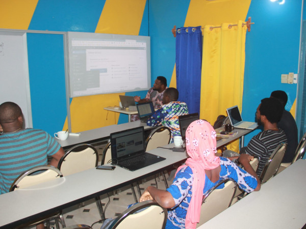 Est-il nécessaire de suivre une formation pour apprendre la communication et le marketing digital?